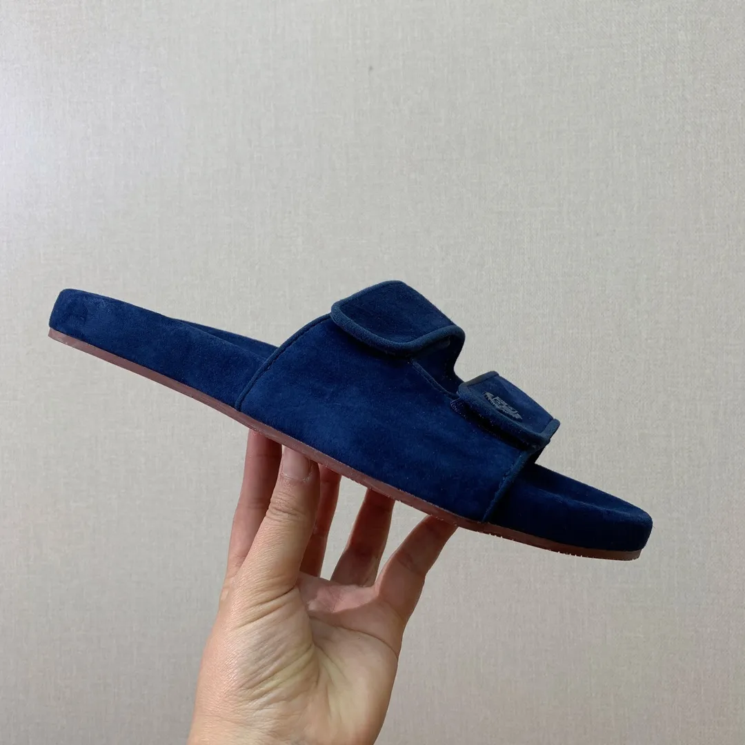 【LP】P:600💰 Size: 39-46 (45.46 can be customized) 【Loro Piana】LP men's slippers. Italian top cashmere is retro, elegant, low-key and luxurious. Both fashionable and practical, the leather is still of the highest quality in the entire network. The upper is silky and smooth. Wear-resistant and highly elastic beef tendon bottom. .